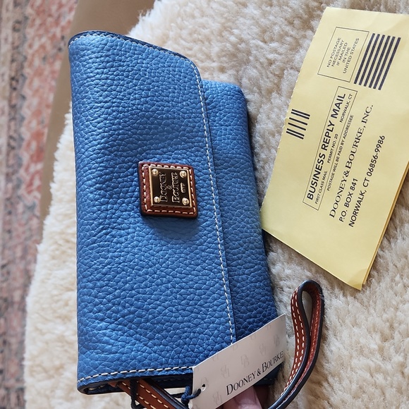 Gorgeous NWT Dooney & Bourke Blue Pebbled Leather Flap Over Wristlet 💙 - Picture 15 of 15